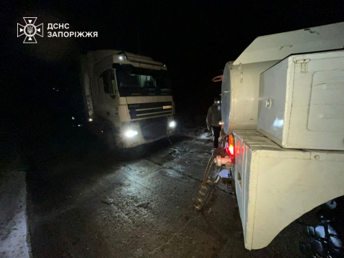 Запорізькі рятувальники визволили вантажівку, що застрягла через негоду 
