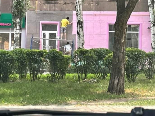 У Запоріжжі історичний будинок пофарбували у рожевий колір - фото