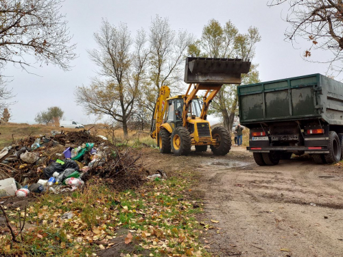 Зносять сміття до балки - у Запоріжжі дачники утворили звалище в заповідному урочищі (фото)