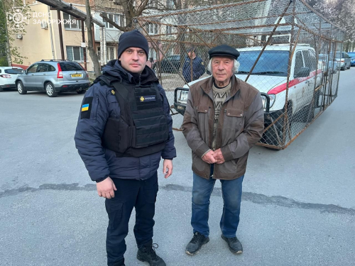 Евакуація на Великдень: літній чоловік наважився покинути рідну домівку в Запорізькій області