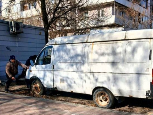 Псувала зовнішній вигляд вулиці - у спальному районі Запоріжжя нарешті прибрали стару "Газель" (фото)