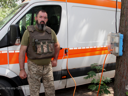 «На рахунку кожна хвилина» — як водій-санітар з Біленького рятує життя побратимам на передовій (фото)