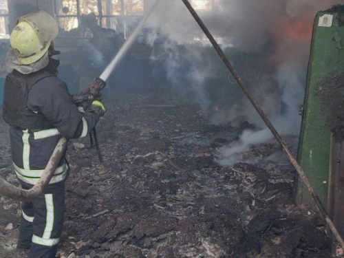 У Запорізькій області через російські обстріли загорілося підприємство