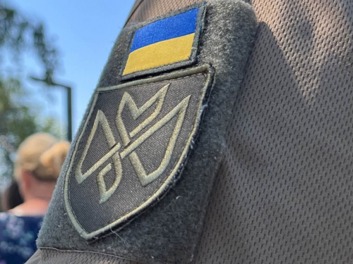 На стабпункті 128 окремої важкої механізованої бригади «Дике Поле» Петро працює поруч із медиками та допомагає пораненим. До війни він був шеф-кондитером, а нині навчається на лікаря й планує присвятити медицині багато років.