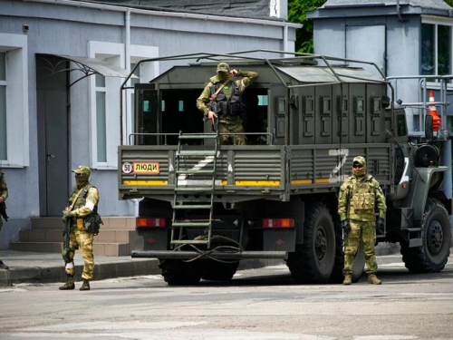 В окупованому місті Запорізької області російські військові прикриваються пенсіонерами як живим щитом