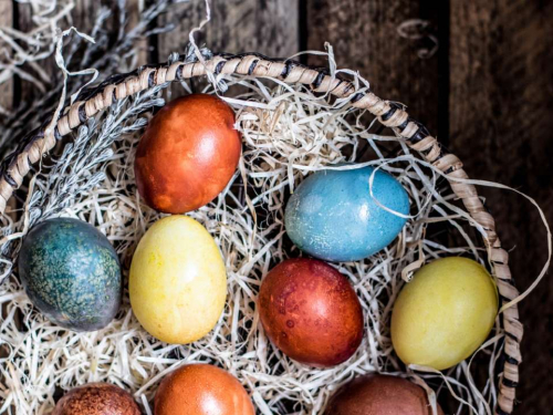 Як пофарбувати яйця до Великодня натуральними барвниками: 6 ідей