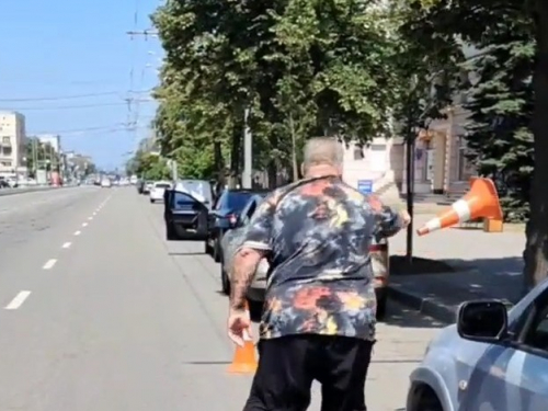 Хуліганив і лаявся прямо на дорозі — у Запоріжжі водія покарали за неадекватну поведінку (фото, відео)
