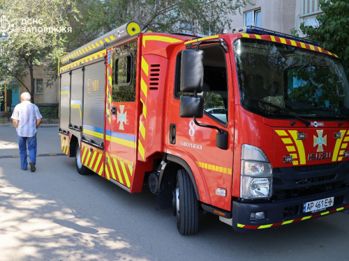 Пожежа у Запоріжжі змусила рятувальників діяти швидко – чоловіка винесли з помешкання