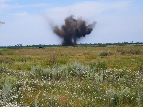 Після ворожого обстрілу житель Запорізького району знайшов біля приватного будинку величезну бомбу - фото