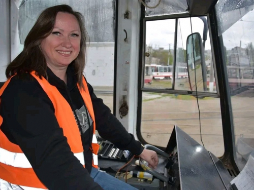 Швачка з Запоріжжя опанувала професію водійки трамвая в межах експериментального проєкту Служби зайнятості