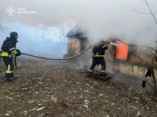 Запорізькі надзвичайники врятували людину на пожежі і загасили кіоск