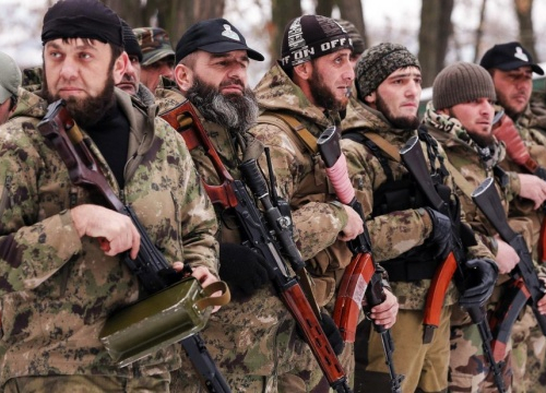 Насилля в окупованому Мелітополі - кадирівці «запрошуть» молодих дівчат до машин