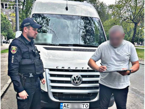 Курив прямо за кермом - у Запоріжжі покарали маршрутника, який прославився в соцмережах (фото)