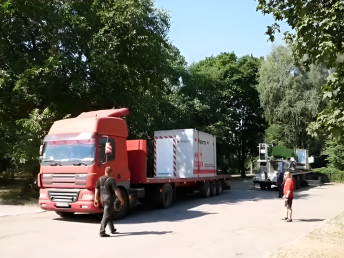 Захистить від уламків та ударної хвилі - у Вільнянську біля дитячого центру встановили мобільне укриття (фото)