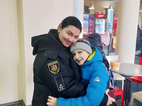 Став рідним: у Запоріжжі поліцейська всиновила хлопчика, якого вилучили з небезпечних умов