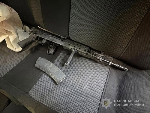 У Запоріжжі правоохоронці схопили чоловіка одразу після того, як він збув автомат