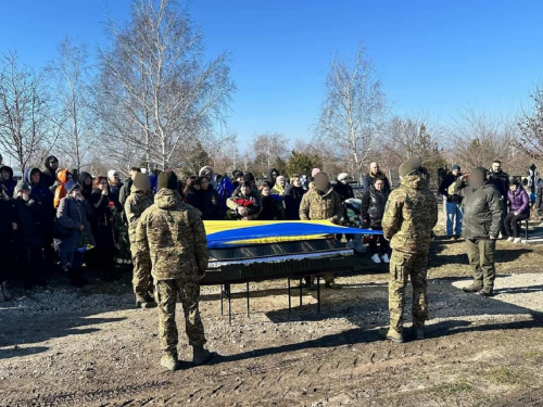 Не міг стояти осторонь - у Кушугумській громаді попрощалися з 20-річним захисником (фото)