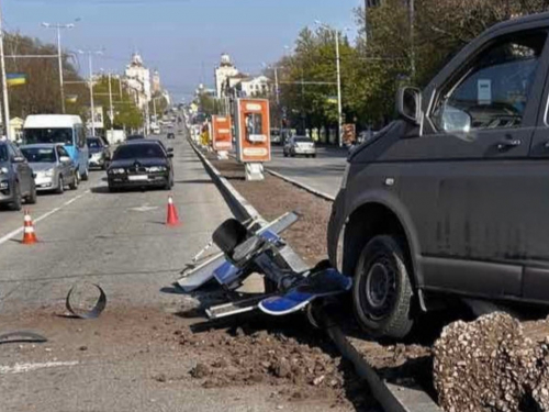 Вирвало із землі ударом: У Запоріжжі відновили світлофор на Соборному після ДТП (фото, відео)