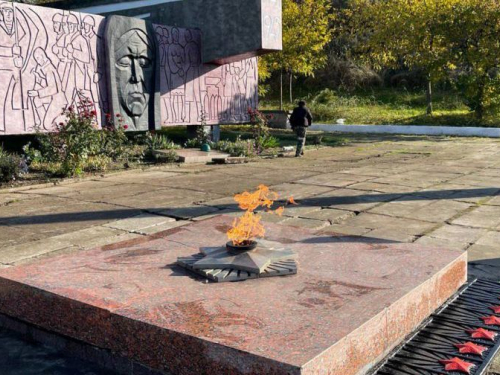 У Бердянську росіяни підключили вічний вогонь в той час, як люди сидять без газу - фото