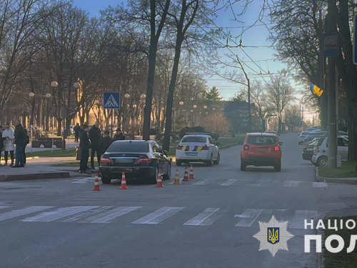 На перехресті в центрі Запоріжжя водій іномарки збив дівчину - фото