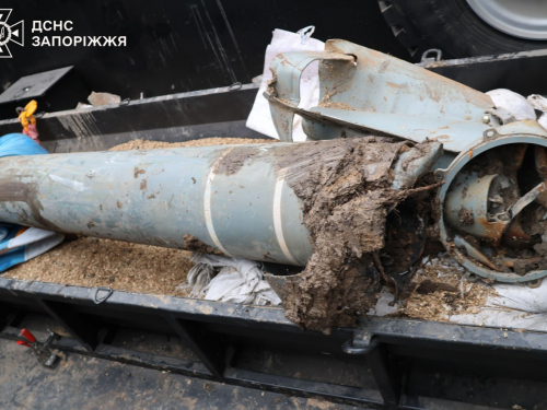 Небезпечна знахідка: мешканці Запоріжжя натрапили на реактивний снаряд біля проїжджої частини (фото)