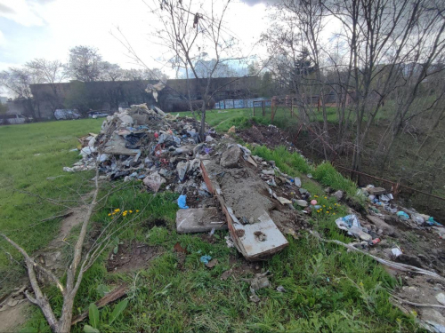 У Запоріжжі прибрали стихійне сміттєзвалище біля церкви - фото