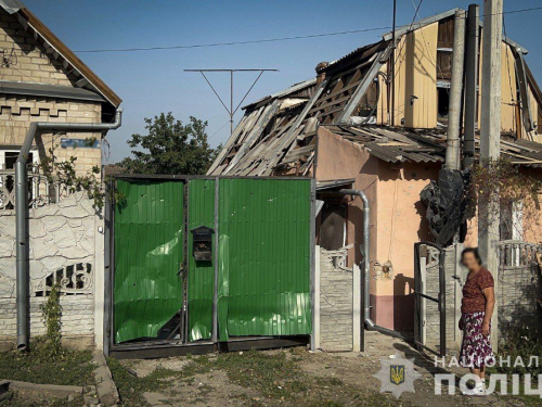 Без даху, вікон та дверей - ворожі обстріли понівечили житло запорізької поетеси-піснярки (фото)