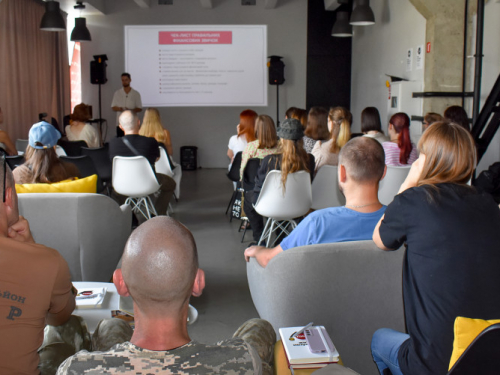 ПУМБ та VETERAN HUB організовують лекції з фінансової грамотності для ветеранів і ветеранок.