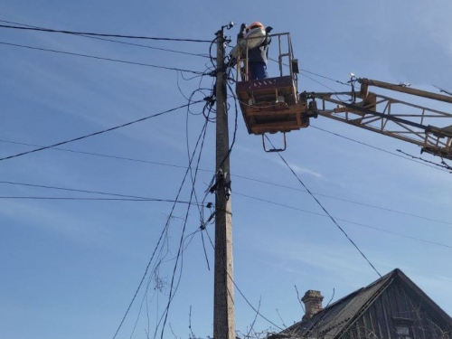 У Запорізькому районі знову є світло у двох селищах, але ситуація лишається нестабільною через постійні обстріли.
