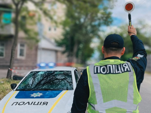 Знехтував правилами - у Запоріжжі водій проігнорував червоне світло і був покараний (фото, відео)