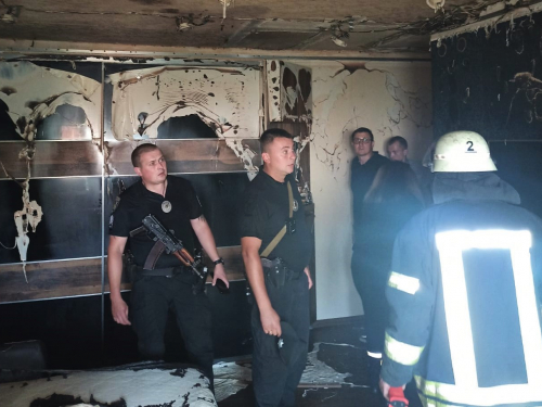Прибули вчасно: у Запоріжжі поліцейські охорони завадили розповсюдженню  пожежі