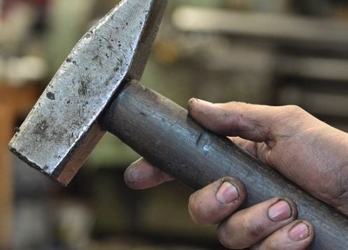 Вдарила молотком понад 25 разів - у Запоріжжі жінку визнали винною за вбивство сусіда, який на неї напав 