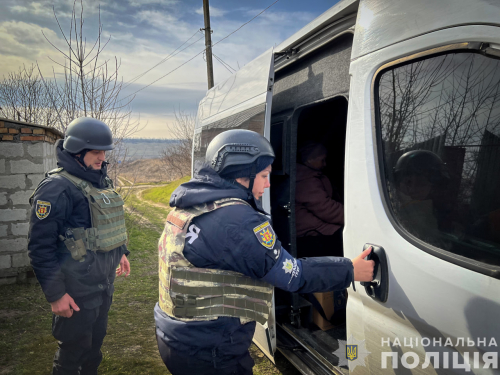 "Стало просто нестерпно" - запорізькі поліцейські вивезли з-під обстрілів 14 мешканців прифронтових населених пунктів (відео)