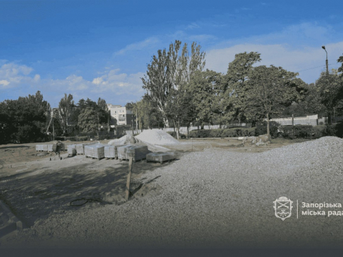 В одному з районів Запоріжжя будують спортивний майданчик для дітей та людей з інвалідністю (фото)