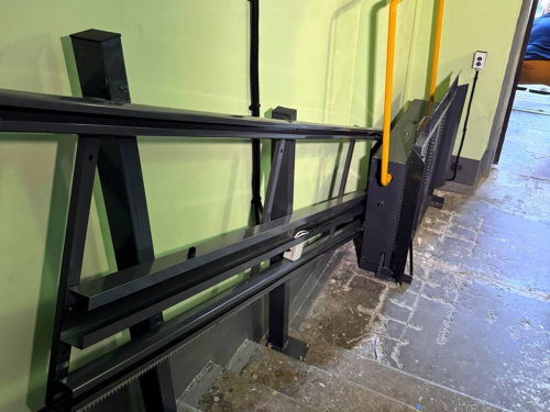 Подарунок для Героя — у Запоріжжі встановили підйомник для ветерана, попри початковий спротив (фото)