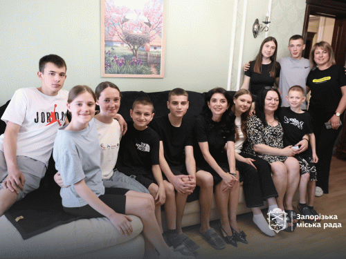 Багатодітна родина, яка евакуювалась з Оріхова, отримала нову оселю у Запоріжжі (фото, відео)