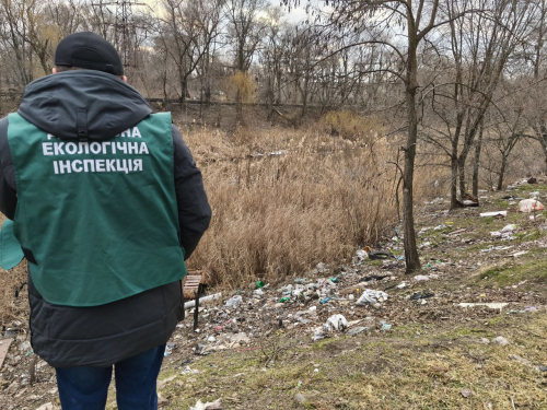 На узбережжі "розквітнув" смітник - у Запоріжжі біля річки містяни створили чергове звалище (фото)