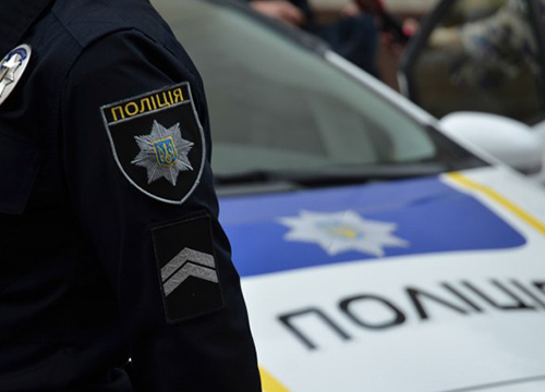 У Запоріжжі поліцейські супроводжували автомобіль з пасажиркою - що сталось: відео