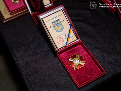 У Запоріжжі родинам полеглих Захисників передали нагороди, фото ЗОДА