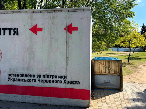 Знущання з громади - у запорізькому парку знову перевернули біотуалети біля укриття (фото)