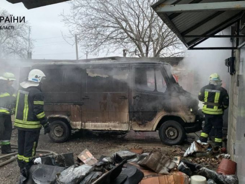 У Запоріжжі в гаражному кооперативі загорівся автомобіль