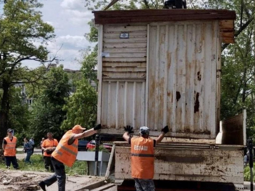 У Вознесенівському районі комунальні служби прибрали кіоск на Нижньодніпровській після того, як власник не виконав вимоги про демонтаж