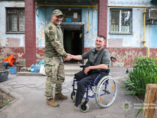 Запорізькі поліцейські встановили пандус у багатоповерхівці для свого колеги, який втратив ноги на війні (фото)