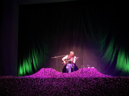 Сміятися у темряві війни: у Запоріжжі показали моновиставу Тараса Василенка «Ні разу не джентельмен»