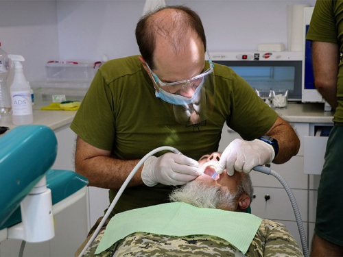 Виїзна стоматологія: для військових на передовій в Запорізькій області створили мобільний кабінет - фото
