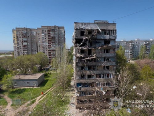 Будинок на проспекті Моторобудівників, 26 після ворожої атаки 22 вітня 2025 року. Фото Нацполіції
