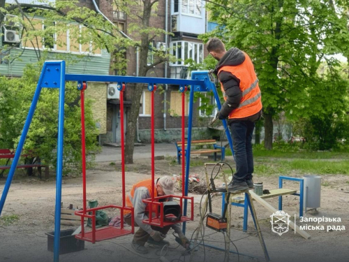 В Олександрівському районі відновлюють дитячий майданчик після ворожої атаки. Фото: Запорізька міська рада