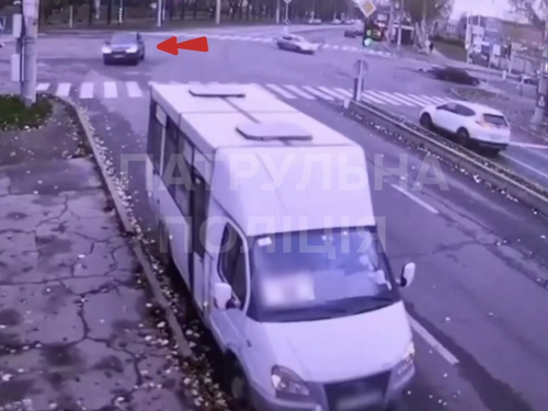 Протаранила на швидкості маршрутку - у Запоріжжі водійка легкового авто скоїла ДТП на зупинці (відео)