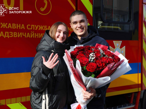 Пропозиція у День закоханих – рятувальник із Запоріжжя освідчився своїй коханій (фото, відео)