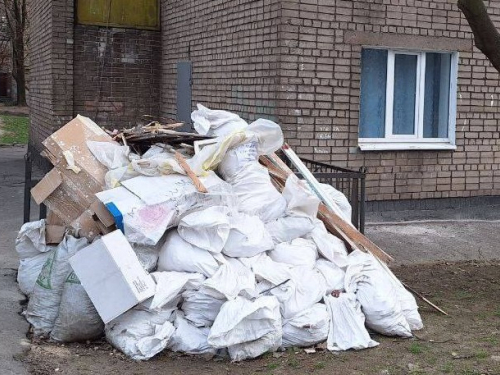 Змусили прибрати сміття — в центрі Запоріжжя інспектори відшукали порушника (фото)